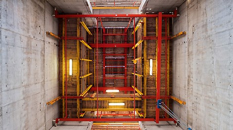 The ACS platforms not only carried the core formwork but also served for positioning the pre-cast stairs by means of an integrated trolley system.