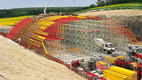 Deer crossing bridge Zehun, Czech Republic - PERI UP Rosett formed the falsework construction and was erected according to the type test. The tight construction schedule required support along the entire length of 75 m.