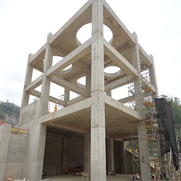 En el edificio de tolvas se puede apreciar la calidad de concreto a la vista obtenido después de usar el sistema LIWA como encofrado de columnas y lateral de vigas y la correcta elección de un Plywood calidad PERI.