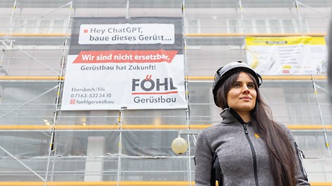 Patricia Föhl vor einem Gerüstbauprojekt.