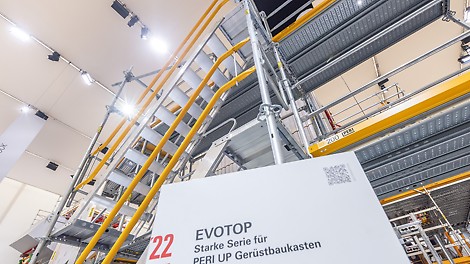 The EVOTOP series consists of five new components that facilitate greater heights and higher loads: three verticals and two ledgers for various requirements with an optimised scaffold node. As such, they combine the versatility of modular scaffolds with the high assembly speed required in facade scaffold construction – even in the case of demanding load and width classes.