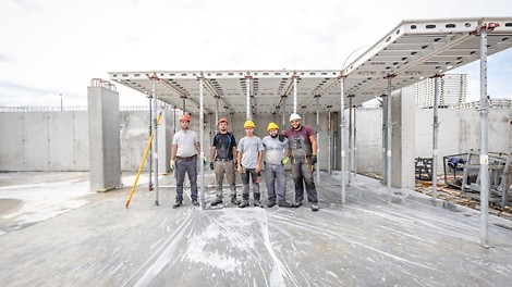 SKYMAX Großpaneel-Deckenschalung Aktion Mann auf Baustelle hält eine Deckenschalung