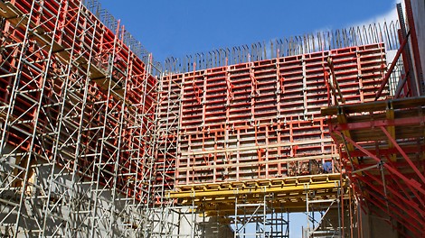 Внутри здания монтаж стеновой опалубки велся на башнях ST 100. 