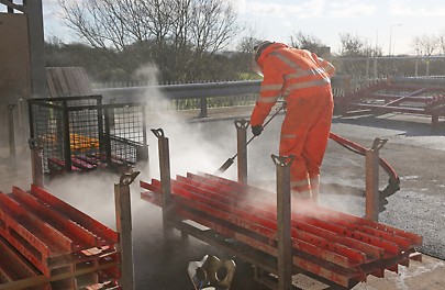 Cleaning Service (RS) PERI offer cleaning and repair services to keep formwork in good working order.