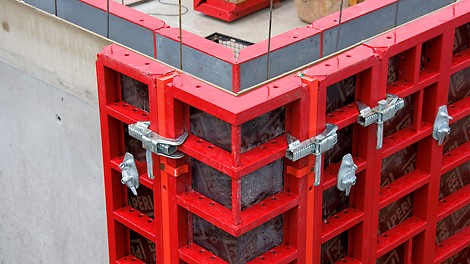 Die starre Eckausbildung verkürzt die Schalzeit und minimiert den Kranbedarf beim Stellen der Schalung.