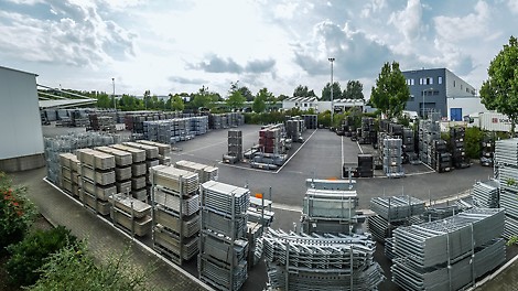 Neues Zentrallager für Gerüst in Dresden <p>Auf dem neuen Zentrallager Ger&uuml;st in Dresden werden auf 13.000 m&sup2; mehrere Millionen Tonnen Ger&uuml;st vorgehalten. Von diesem Standort aus beliefert PERI fortan Ger&uuml;stprojekte in ganz Deutschland.</p><br/>