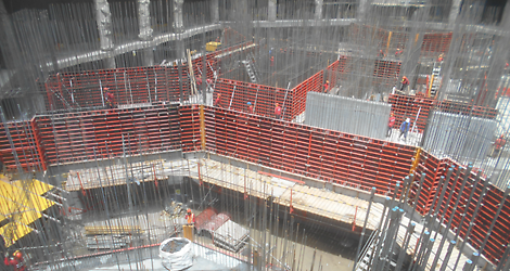 Con tiempos ajustados y zonas de trabajo estrechas, se requerían sistemas de encofrado que permitieran ciclos de trabajo óptimos,