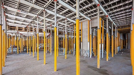 In Spitzenzeiten waren bis zu 7.000 m² Deckenschalung, zumeist SKYDECK mit dem Fallkopf zum Schnellausschalen, und 7.500 MULTIPROP Alu-Deckenstützen im täglichen Einsatz.