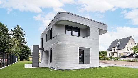 Nach mehreren erfolgreich durchgeführten 3D-Druck Projekten, wie dem ersten 3D-gedruckten Einfamilienhauses Deutschlands, zeigt das PERI 3D-Druck Team auch auf der diesjährigen bauma eine Livedemonstration des Druckvorgangs und präsentiert sein vollumfängliches Serviceportfolio.