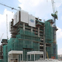 Safety upwards: under construction were completely enclosed using the RCS P climbing protection panel.