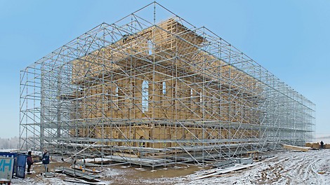 Stabilní konstrukce přitížená v dolní části železobetonovými prefabrikáty, bez doplněných schodišť a podlah, ale s rostoucími kulisami z vnitřní strany.