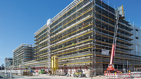 Beim Bau des New Campus ProSiebenSat.1 in Unterföhring unterstützt eine PERI UP Gerüstlösung den sicheren und raschen Baufortschritt.