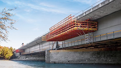 The parapet track is suspended from the underside of the bridge by means of rails and roller units. As a result, the parapet which is to be formed is always accessible.