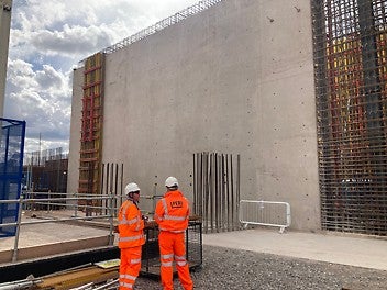 Unlike standard pre-built panel systems, VARIO is assembled from individual steel walers, timber girders, and a plywood face.