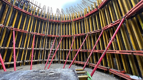 Для бетонирования стен двухъярусного пьедестала с различной геометрией конструкций в двух плоскостях были разработаны спец. щиты VARIO VT20