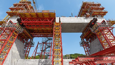 Turnurile de eșafodaj de mare capacitate portantă și grinzile cu zăbrele aferente echipamentului de construcții VARIOKIT au reprezentat o bază solidă pentru realizarea grinzilor transversale de la cota carosabilului.