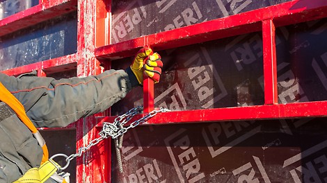Ручки для монтажа позволяют безопасно устанавливать верхние ряды тяжей и замков, выравнивать и перемещать щиты опалубки TRIO MR. Время монтажа при этом сокращается до 15%.