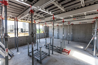 Systém SKYDECK je mimoriadne obľúbený, lebo prináša možnosť rýchleho a zároveň bezpečného priebehu debniacich prác.