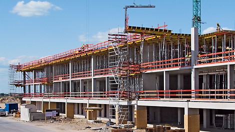 In Spitzenzeiten werden etwa 8.000 m² Deckentische je Woche umgesetzt. Mit der Umsetzgabel können die Einheiten dabei schnell und sicher befördert werden.