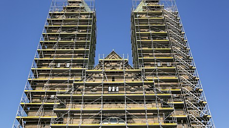 Rusztowania wykonano na wysokość 50 m z wygodną dla użytkowników schodnią współbieżna PERI UP Flex.