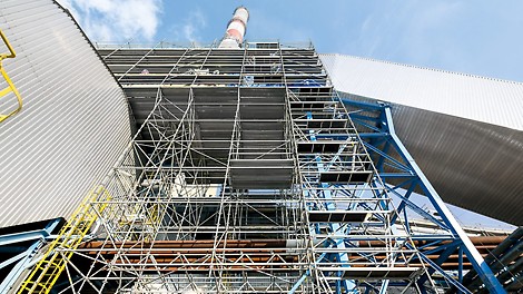 Con l&#039;impalcatura modulare PERI UP Flex sono state allestite piattaforme di servizio sicure, alte fino a 30 m, per i lavori di coibentazione