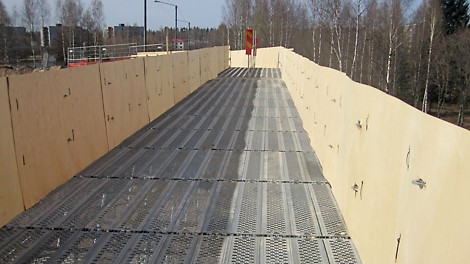 PERI UP -telineillä toteutettiin turvallinen kulkutie junanradan ylitse.