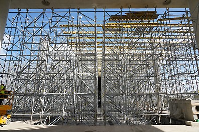 Podpěrná konstrukce lešení PERI UP pro zastřešení byla založena v různých úrovních a s různým zatížením