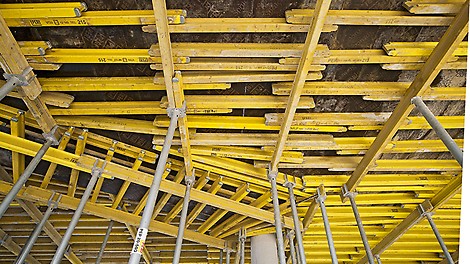 Stropy monolityczne wykonywane z zastosowaniem systemu MULTIFLEX/PEP.<br/>