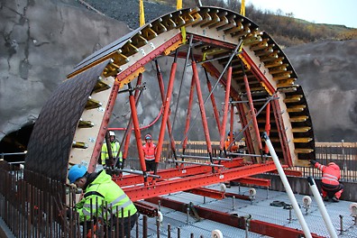 VARIOKIT frames with VARIO formwork enables the tunnel roof to take shape
