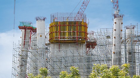 作业脚手架、加固系统、承重支架作为整体: PERI UP作为空间脚手架跟随RCS爬模的施工进度同步增高。