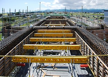スラブ底型枠の設置 <br/>