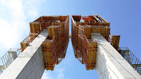 Both pylon legs are climbed simultaneously using PERI&#039;s ACS R system