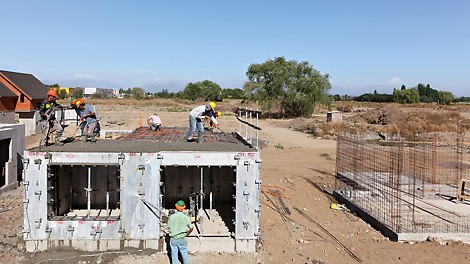 Todo segundo dia, um andar térreo completo era acabado.