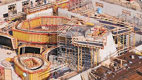 In spite of the very tight schedule, the PERI formwork solution ensured that the complicated geometry of the three inclined towers could be realized extremely accurately.
