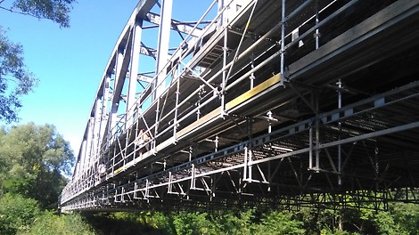 Efektivní řešení pro hlavní pole nad řekou s využitím systémových dílů bez nutnosti zakládání ve vodě.