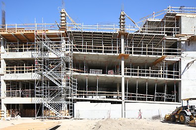 Providing internal parking was a key element in the creation of a pedestrian-oriented atmosphere for this high-density mixed-use apartment
project in the center of San Diego.