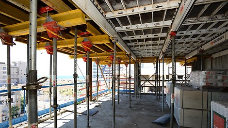 מערכת סקיידק ליציקת תקרה עם פתרון הפירוק המוקדם המאפשר ניצול יעיל של התבניות.