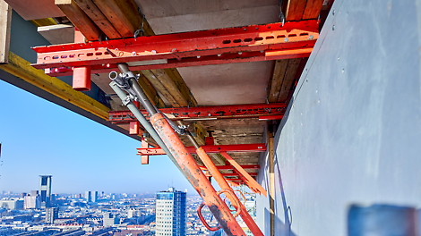 Het klimsysteem met railgeleiding blijft altijd veilig met het gebouw verbonden. Zo kan er ook in winderige omstandigheden snel en veilig geklommen worden.