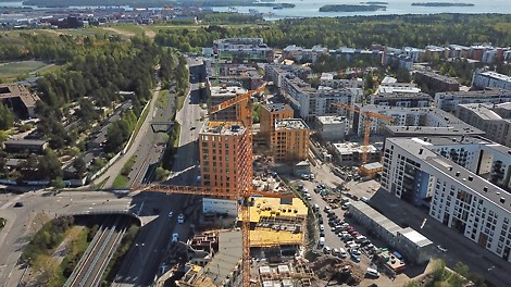 As Oy Helsingin Atlas Atlas (edessä) ja Hyperion taustalla. Delfiiniparkki keltaisine holveineen valmistuu viereen.