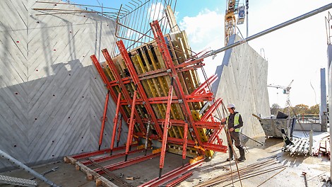 Deskowanie oraz widok ścian dachu szedowego.
