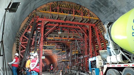 Si se requiere, con el sistema VARIOKIT se puede planificar una apertura central que garantice el libre tráfico de mezcladoras de concreto u otros transportes