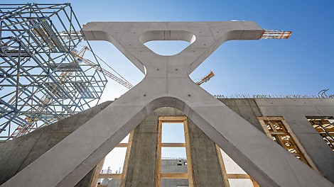 Das geometrisch äußerst anspruchsvolle Betonfachwerk mit den verschachtelt angeordneten Schrägstreben war in hoher Sichtbetonqualität auszuführen.