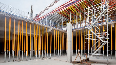 Die SKYDECK Deckenschalungslösung wurde mit VARIODECK Deckentischen, MULTIPROP Alu- und PEP Stahl-Deckenstützen sowie PERI UP Gerüsttreppen sinnvoll ergänzt.