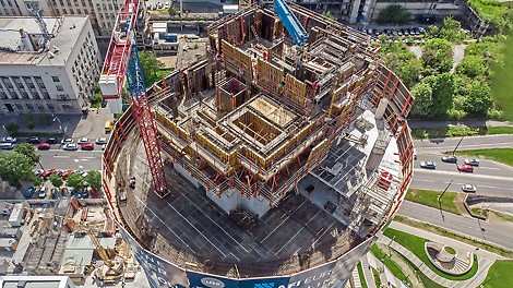 Jezgro je bilo podeljeno u dve celine, od kojih je jedna "bežala" 3 a druga 2 etaže u odnosu na međuspratne ploče. Time je omogućeno znatno brže izvođenje ploča, koje su se realizovale u 9-dnevnim ciklusima