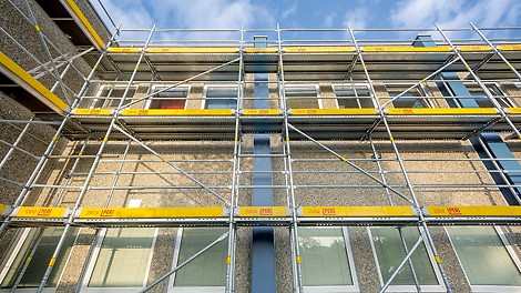 Sichere Gerüstmontage, da das Geländer für die nächste Gerüstlage mit dem Easy Rahmen von der unteren Ebene aus montiert wird