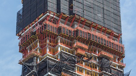 56 Leonard Street, Nowy Jork, USA: 56 Leonard Street to nazwa i adres niezwykłego wieżowca na Manhattanie. Smukła wieża wznosi się na wysokość 250 metrów i oferuje 145 ekskluzywnych apartamentów i 10 penthouse&#039;ów na prawie 60 piętrach. Ze szklanej fasady wystaje ponad 300 nieregularnie rozmieszczonych balkonów, a w niektórych miejscach piętra są przesunięte do wewnątrz. Dzięki temu poszczególne kondygnacje sprawiają wrażenie ułożonych jedna na drugiej lub wciśniętych jedna w drugą. Na potrzeby budowy inżynierowie PERI opracowali rozwiązanie projektowe oparte na systemach modułowych z możliwością dzierżawy. Osłony zapewniły wszechstronne bezpieczeństwo w połączeniu z szerokimi wspornikowymi stołami stropowymi.<br/>