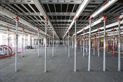The contractor used 38,000 ft2 of PERI’s SKYDECK drophead shoring system as well as three levels of PEP Ergo shoring to construct the six-level post-tensioned parking structure in just five months.