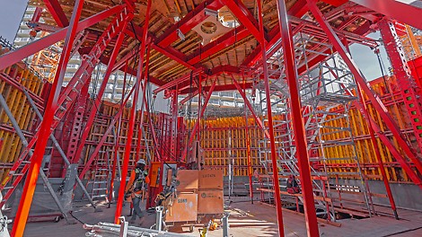 The towers, which are being built at the same time, have hexagon-shaped cores. For each of the cores, the contractor is using a PERI ACS Core 400 self-climbing interior system with gantry beams suspending the exterior formwork.