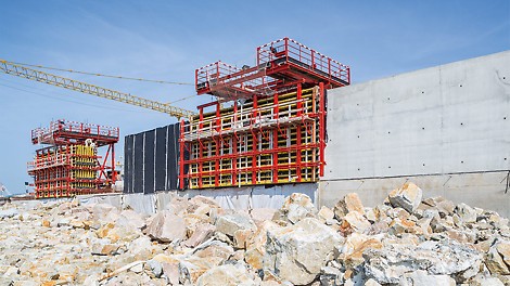 施工团队在浇筑大型的挡浪墙时，施工团队使用了行进式的模板车方案。