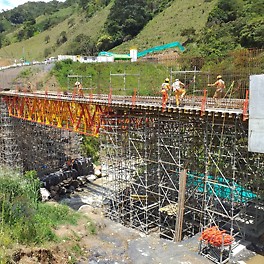 Las celosías ALPHAKIT, permitieron la continuidad de la cimbra para el soporte de las vigas I en concreto, desafiando el paso de un río caudaloso. 